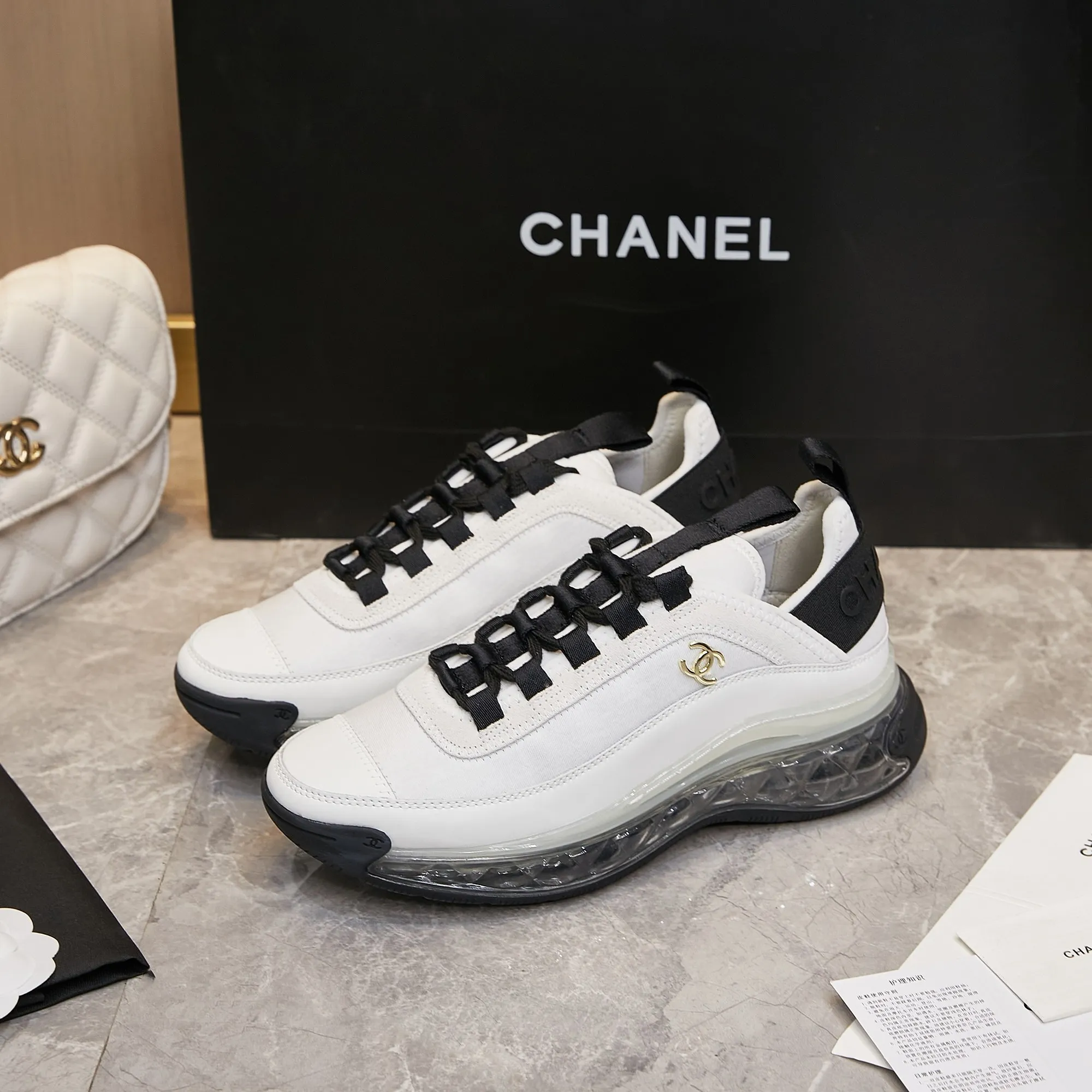 Men's men's shoes pP580! Chanel Chanel - 2024 counter top casual sneakers This classic design; the upper is made of various craftsmanship styles; the outsole is fashionable and sporty; the outsole is fashionable and sporty; the extraordinary inclusion of a variety of color matching elements... The diversified mix and match is very beautiful and versatile, casual, fashionable, sports and outdoor can be taken into account... ꫛꫀꪝ Go➫ Materials: ❶Upper made of: original imported cowhide ❷Inside made of: original imported breathable sheepskin ❸Outsole is based on: Original TPU air cushion outsole. Full set of boutique packaging for women 35–41 and men 39–45.